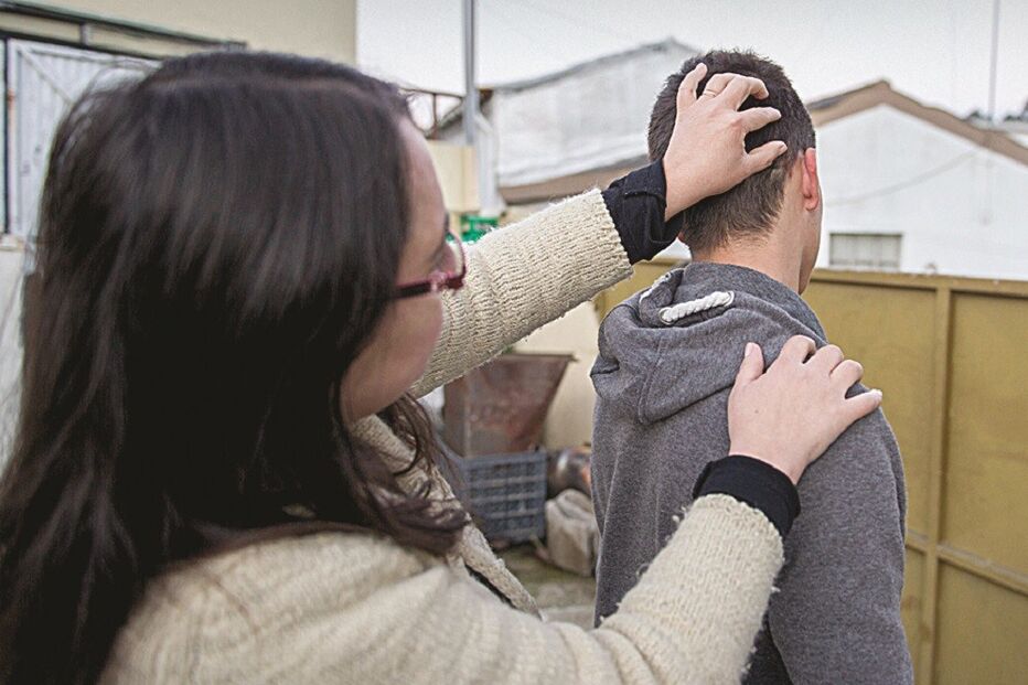 agressão, pontapé, jovem