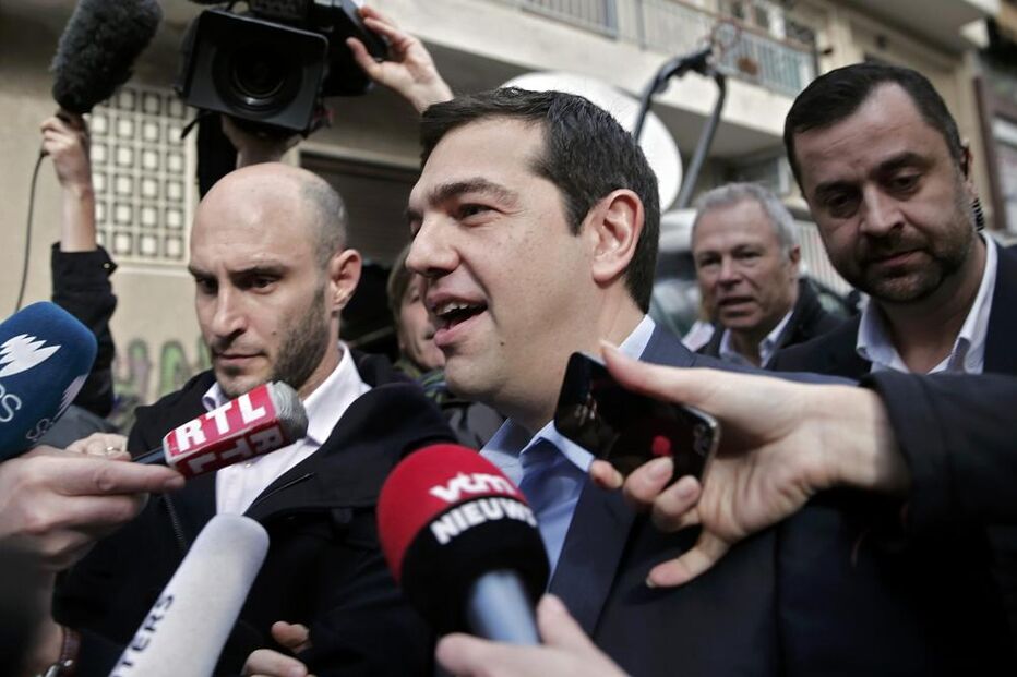 25-01-2015_12_13_26 4 - Tsipras chega à urna para exercer o seu direito de voto .JPG