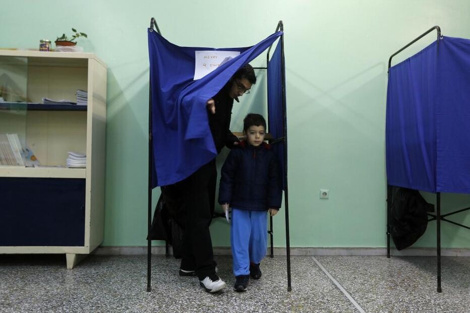 25-01-2015_12_13_35 6 - Cabine de voto improvisada numa escola em Atenas.JPG