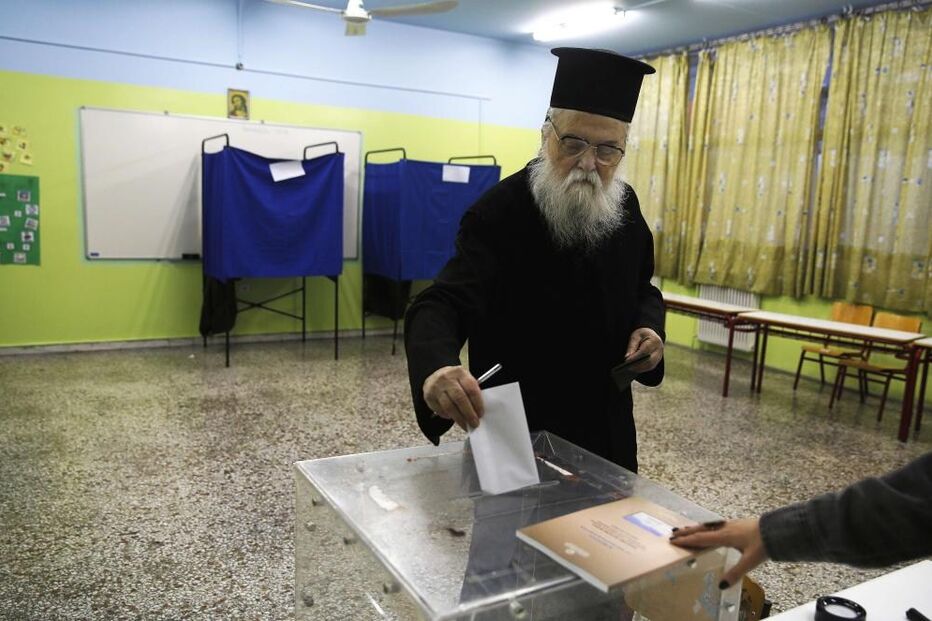 25-01-2015_12_13_39 7 - Um padre ortodoxo grego exerce o seu direito de voto.JPG