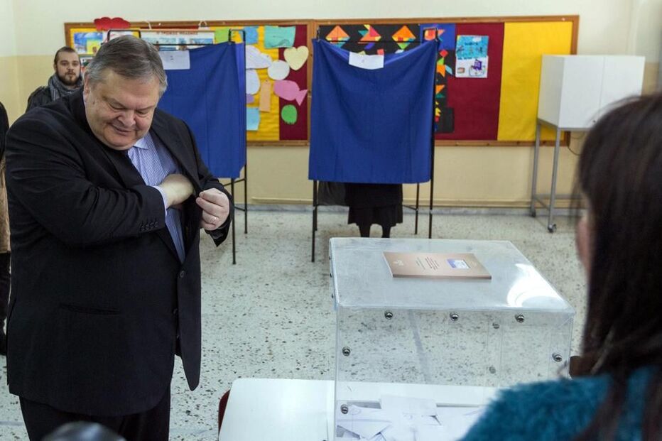 25-01-2015_12_27_59 8 - Venizelos prepara-se para votar na urna .JPG