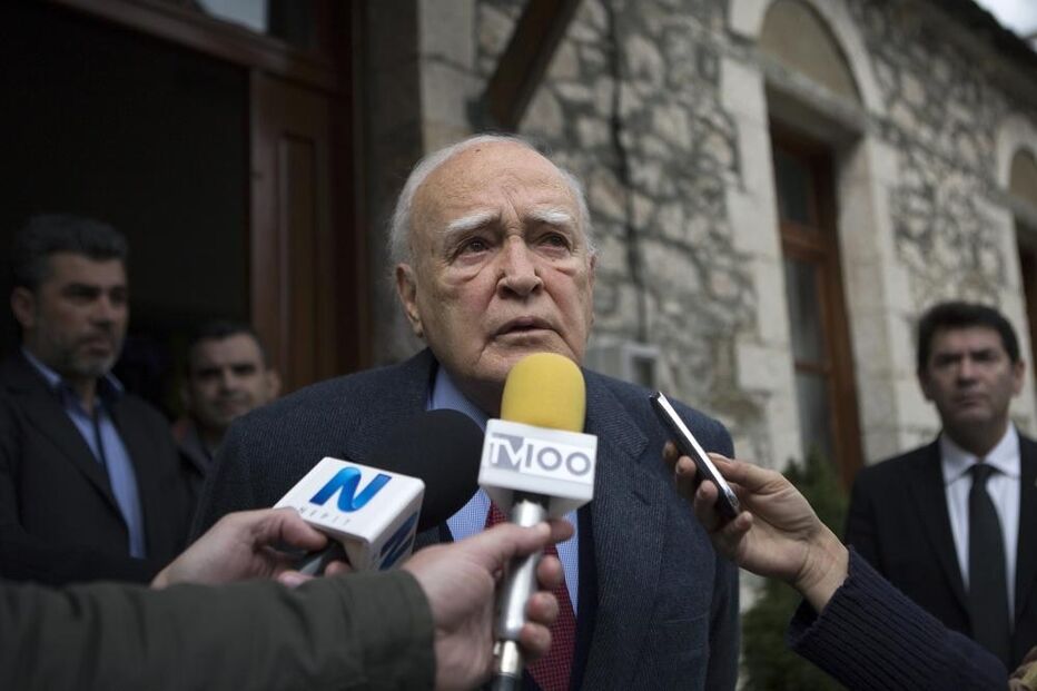 25-01-2015_14_08_55 Greek President Karolos Papoulias talks to reporters after casting his vote in a polling station in Ioannina .JPG
