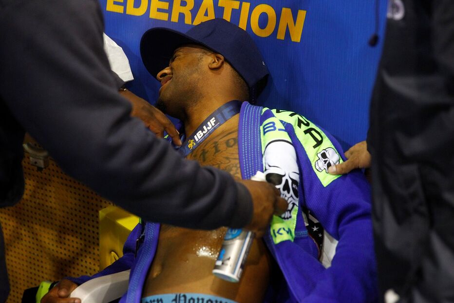 28-01-2015_16_13_01 Atleta lesionado recebe tratamento.jpg