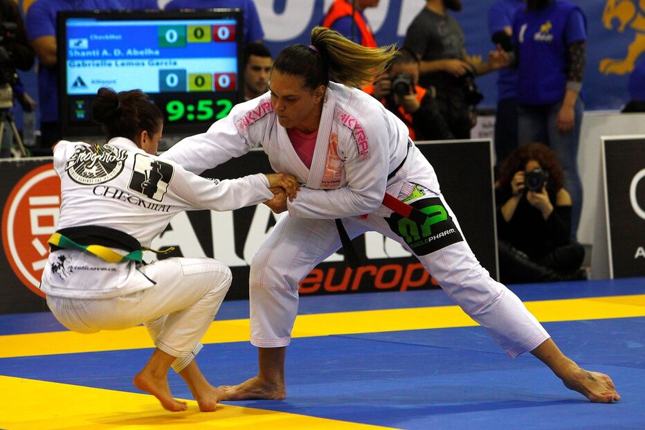 28-01-2015_16_13_10 Gabrielle Lemos Garcia campeã europeia executa um ataque.jpg