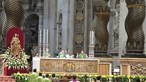 D. Clemente no altar ao lado de Francisco