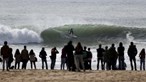 Poucas ondas para ajudar surfistas em competição