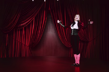 Videoclipe 'Living For Love', de Madonna