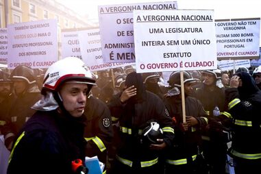 Centenas de bombeiros manifestam-se contra falta de efetivos