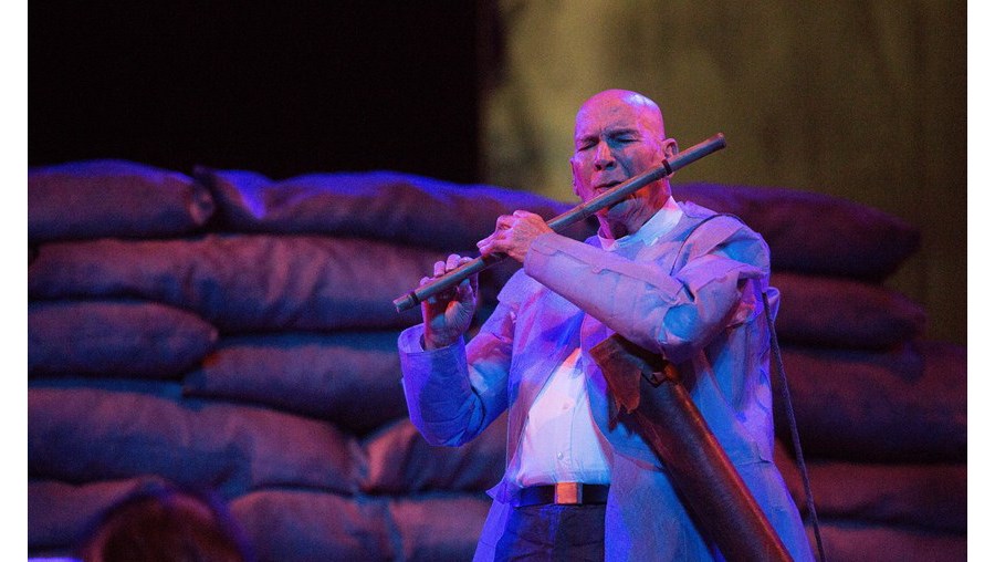 O ator Alberto Villar no palco da Sala Garrett, na peça 'Cyrano de Bergerac', em cena no D. Maria II até dia 1 de março