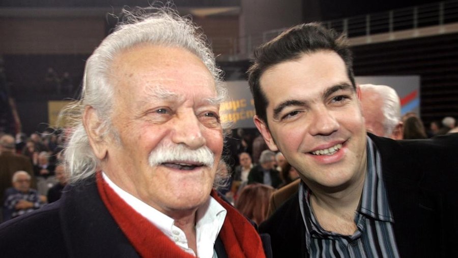 Manolis Glezos, aqui com Tsipras, criticou duramente o acordo conseguido