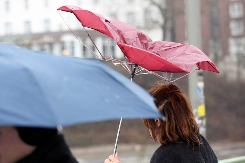 Chuva, chapéus de chuva, temporal