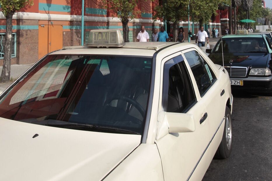 04-02-2015_01_38_08 15 taxistas.jpg