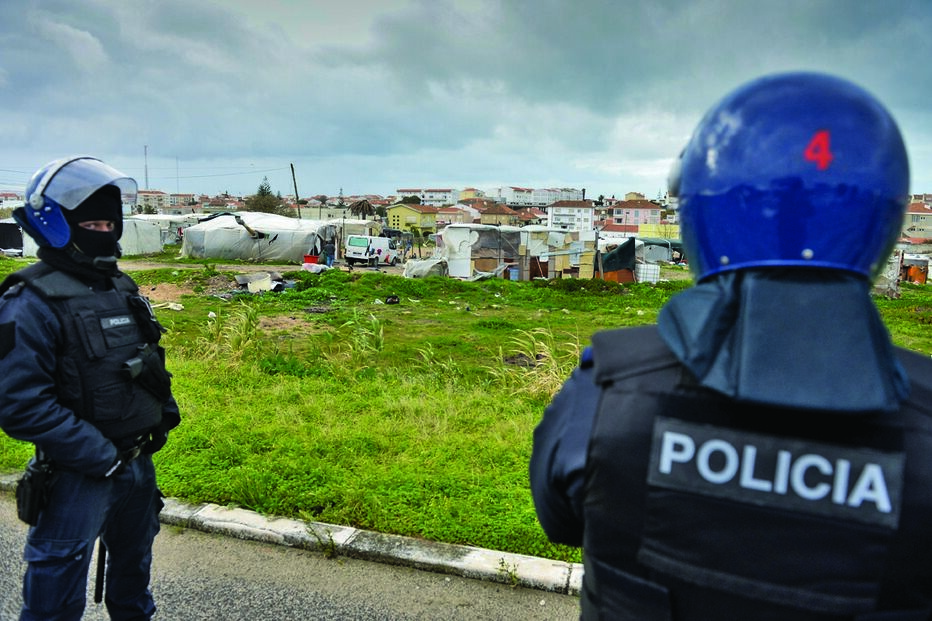 06-02-2015_01_32_17 16 polícias.jpg