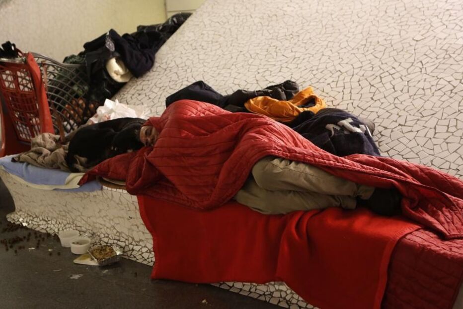 sem-abrigo, deitado, Gare de Oriente,