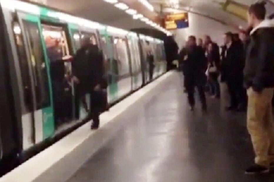 19-02-2015_11_39_19 25C7194900000578-0-image-a-61_1424221116884.jpg