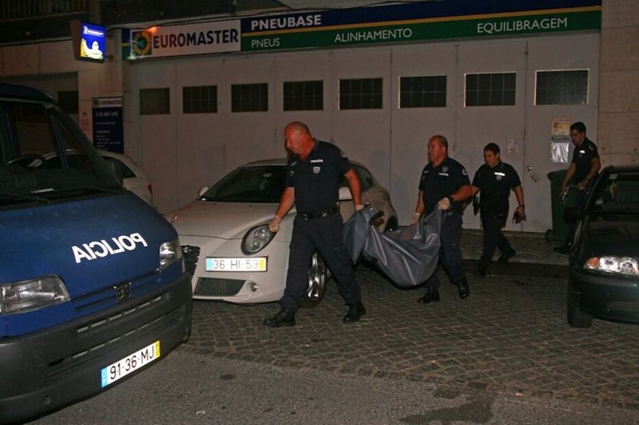 bebé, torturada, nove, horas, morrer