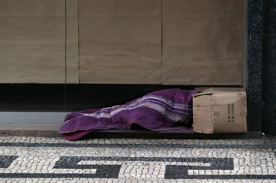 sem-abrigo, deitado, manta, caixa de cartão, Restauradores, Rossio, Lisboa, 