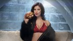 Sara come hambúrguer em biquíni