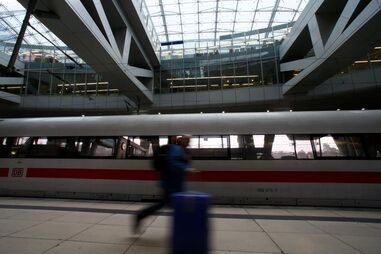 Aeroporto, Frankfurt, jovem, 18 anos