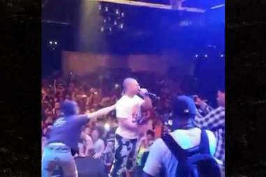 Segurança de Riff Raff cai sobre fã e atira-o para o público