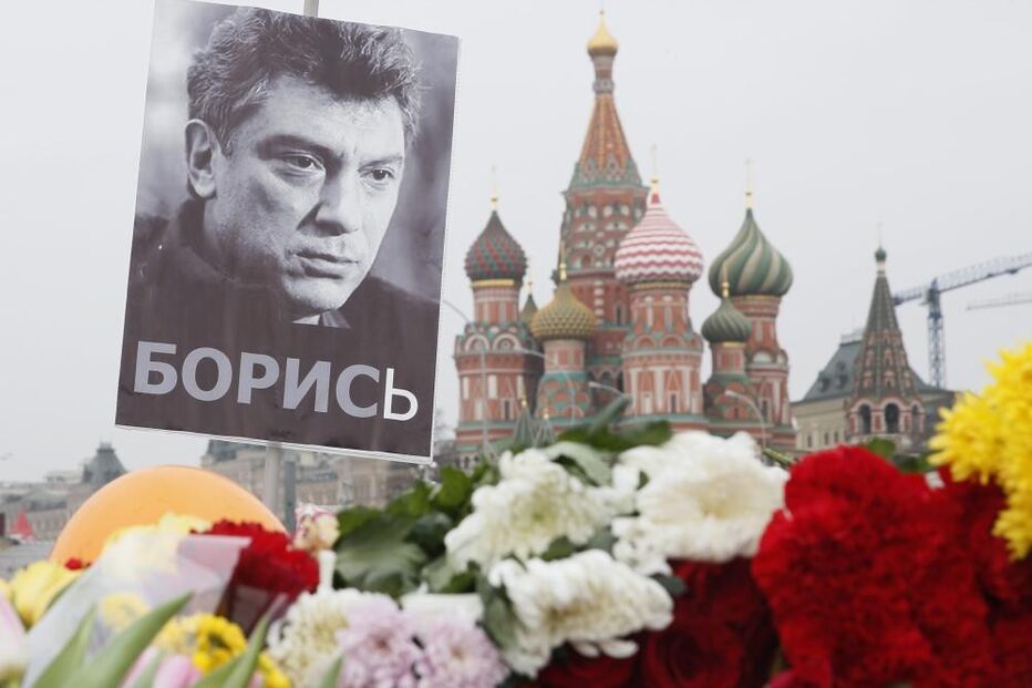 Boris Nemtsov, opositor russo, assassinado, flores, Kremlin