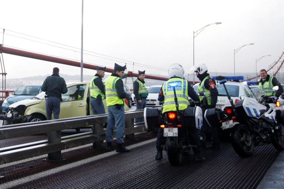 mulher, atravessou, ponte, contramão
