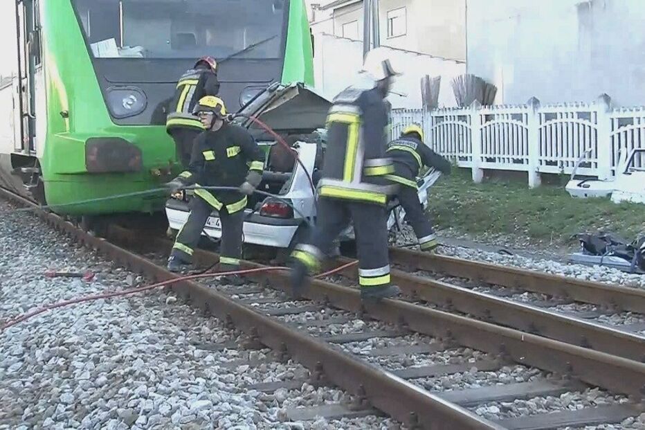 acidente, comboio, automóvel, leiria