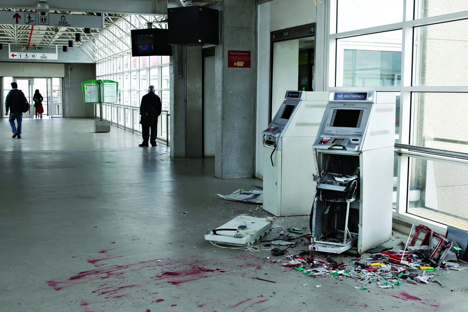 Gang rebenta duas caixas ATM 