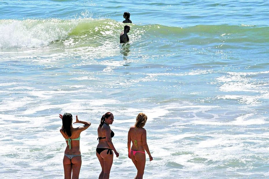 Calor de primavera leva milhares à praia 