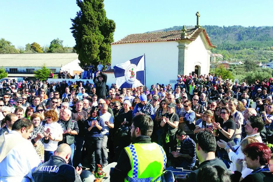 Padre motard homenageado 