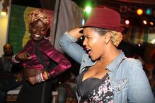 10-04-2015_19_39_46 3 - Fattu Djakite, Jenifer Solidade durante a atuação de DJs no bar freedom.JPG