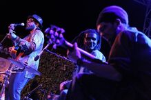 10-04-2015_19_44_10 6 - artista nigeriano Kuku em palco.JPG