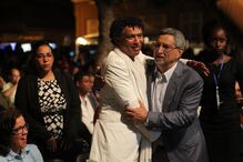 10-04-2015_19_44_19 9 - Ministro da cultura Mário Lúcio e presidente da república José Carlos fonseca dão um abraço depois dos discursos de encerramento do AME.JPG