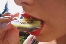 kiwi, mulher, come, rodela, colher