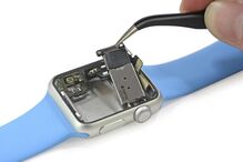 24-04-2015_15_36_40 3 - product teardown with the removal of the Taptic Engine.JPG