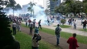 Polícia usa granadas contra professores em greve