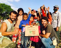 Portugueses com crianças nepalesas