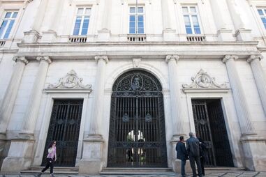 Abusa de enteados enquanto companheira dá à luz na maternidade em Coimbra