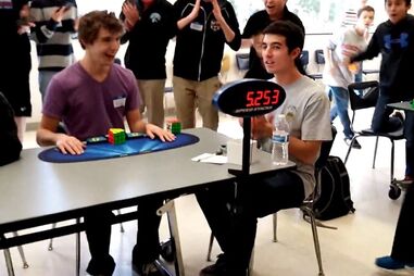 Amigos das vítimas da Segunda Circular invadem cemitério durante funeral