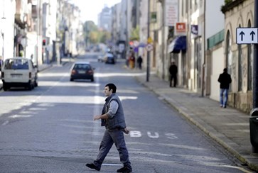 15 peões multados em menos de 24 horas por atravessarem rua fora da  passadeira - Sociedade - Correio da Manhã