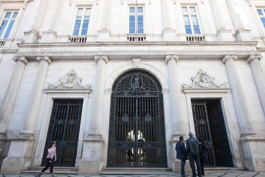 Abusa de enteados enquanto companheira dá à luz na maternidade em Coimbra