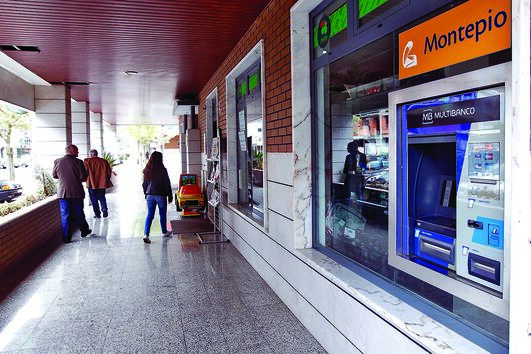 Dupla aterroriza em roubo armado 