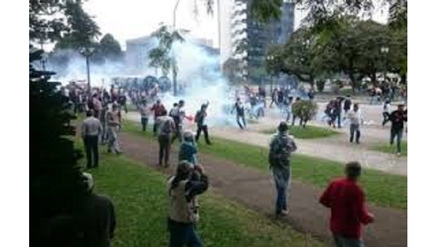 Confronto entre manifestantes e a Polícia Militar no Brasil
