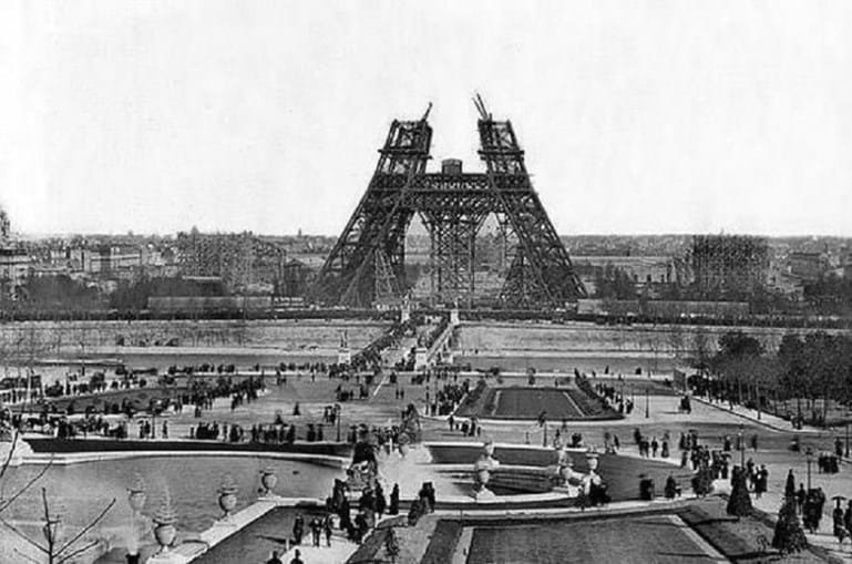 Construção da Torre Eiffel (1888)