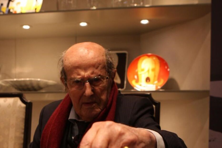 02-04-2015_13_49_06 Manoel de Oliveira homenageado com uma criação da Vista Alegre Manuel Azevedo.JPG