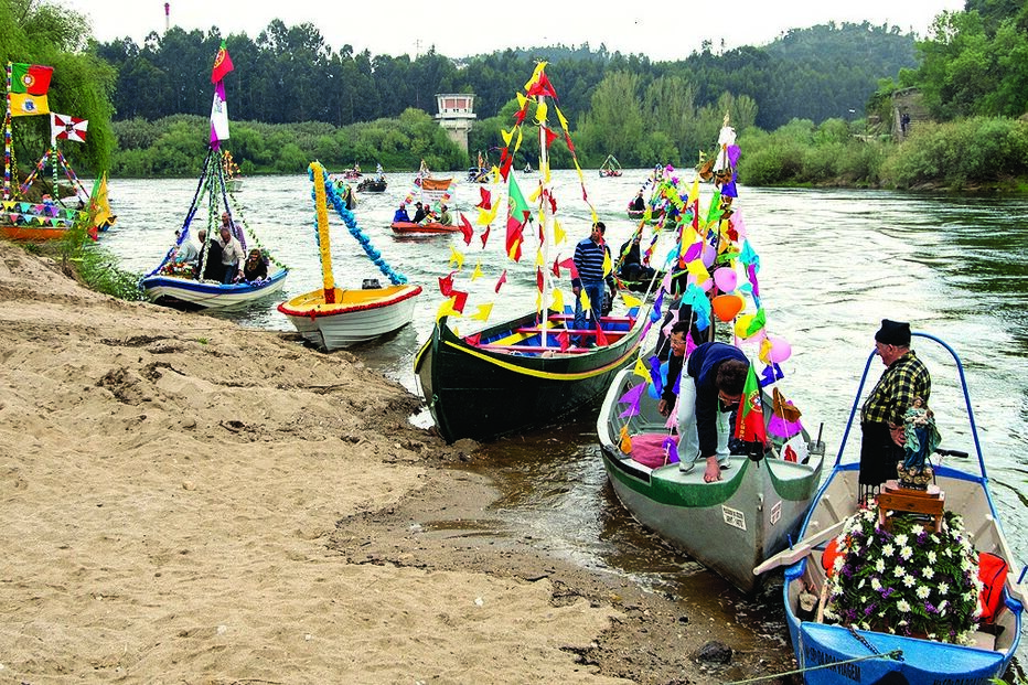 Barcos dão cor a margens do rio 