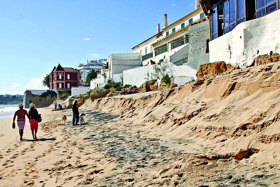 Mar agitado rouba areia de praias a Sul 
