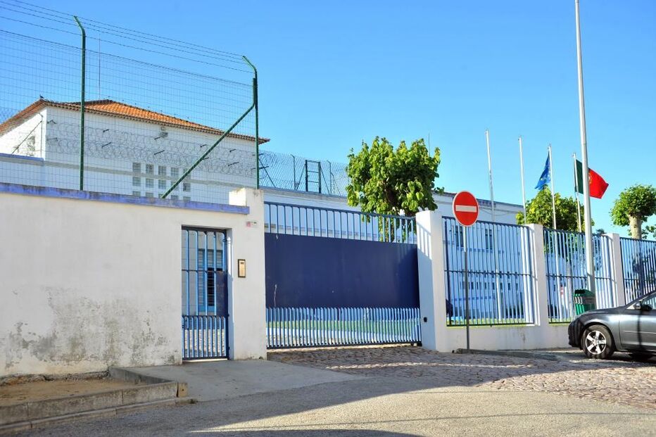 tenta, introduzir, droga, cadeia, Setúbal, mulher, apanhada, flagrante