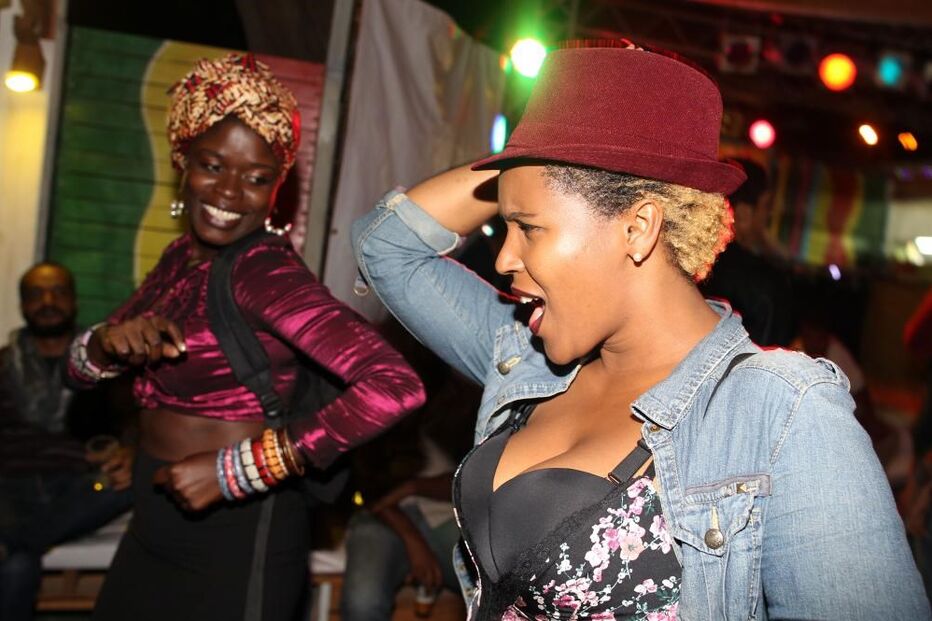 10-04-2015_19_39_46 3 - Fattu Djakite, Jenifer Solidade durante a atuação de DJs no bar freedom.JPG