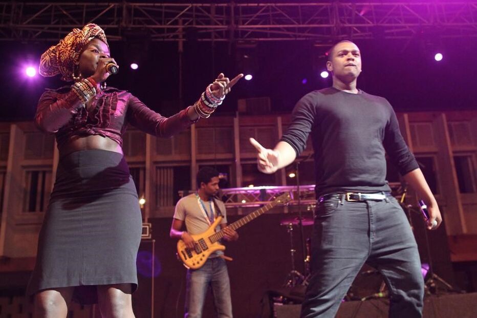 10-04-2015_19_39_54 5 - Rapaz 100 juizo em palco com Fattu Djakite.JPG